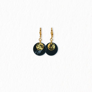 Boucles d’oreilles dormeuses en nacre – dorées