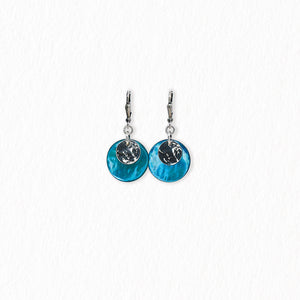 Boucles d’oreilles dormeuses en nacre – argentées