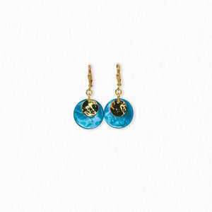 Boucles d’oreilles dormeuses en nacre – dorées