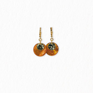 Boucles d’oreilles dormeuses en nacre – dorées