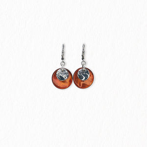 Boucles d’oreilles dormeuses en nacre – argentées