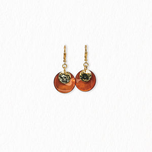 Boucles d’oreilles dormeuses en nacre – dorées