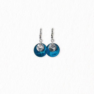 Boucles d’oreilles dormeuses en nacre – argentées