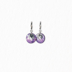 Boucles d’oreilles dormeuses en nacre – argentées