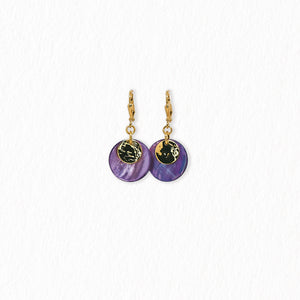 Boucles d’oreilles dormeuses en nacre – dorées