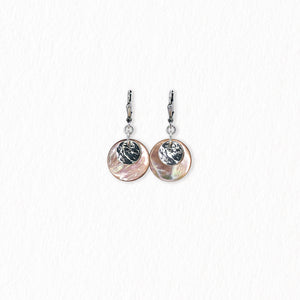 Boucles d’oreilles dormeuses en nacre – argentées