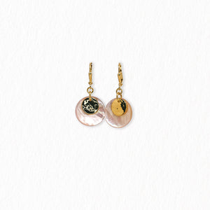 Boucles d’oreilles dormeuses en nacre – dorées