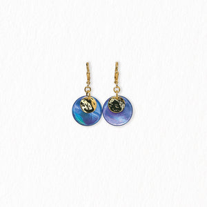 Boucles d’oreilles dormeuses en nacre – dorées
