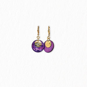Boucles d’oreilles dormeuses en nacre – dorées