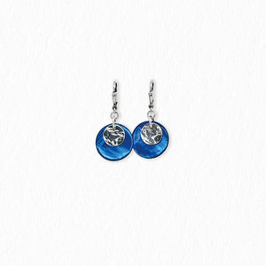 Boucles d’oreilles dormeuses en nacre – argentées