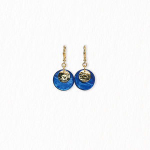 Boucles d’oreilles dormeuses en nacre – dorées