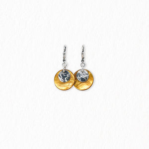Boucles d’oreilles dormeuses en nacre – argentées