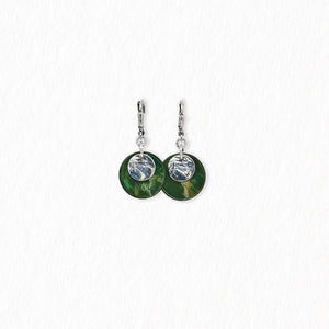 Boucles d’oreilles dormeuses en nacre – argentées