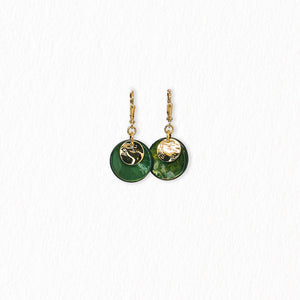 Boucles d’oreilles dormeuses en nacre – dorées