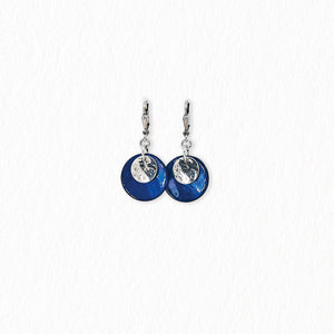 Boucles d’oreilles dormeuses en nacre – argentées