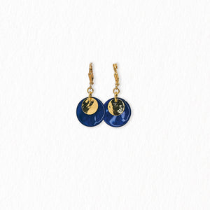Boucles d’oreilles dormeuses en nacre – dorées