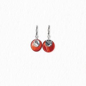Boucles d’oreilles dormeuses en nacre – argentées