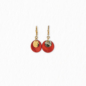 Boucles d’oreilles dormeuses en nacre – dorées