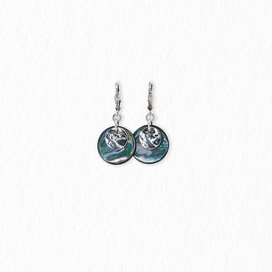 Boucles d’oreilles dormeuses en nacre – argentées