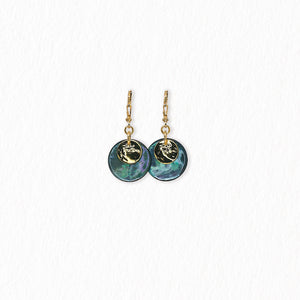 Boucles d’oreilles dormeuses en nacre – dorées