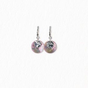 Boucles d’oreilles dormeuses en nacre – argentées