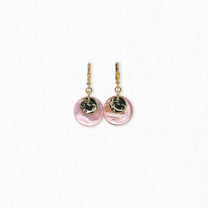 Boucles d’oreilles dormeuses en nacre – dorées