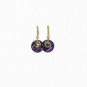Boucles d’oreilles dormeuses en nacre – dorées