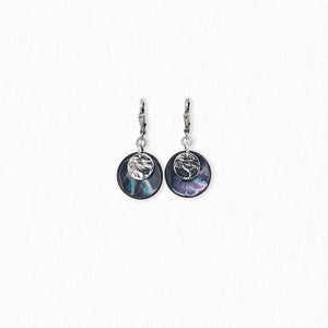 Boucles d’oreilles dormeuses en nacre – argentées