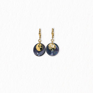 Boucles d’oreilles dormeuses en nacre – dorées