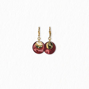 Boucles d’oreilles dormeuses en nacre – dorées