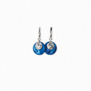 Boucles d’oreilles dormeuses en nacre – argentées