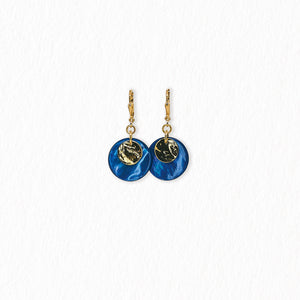 Boucles d’oreilles dormeuses en nacre – dorées